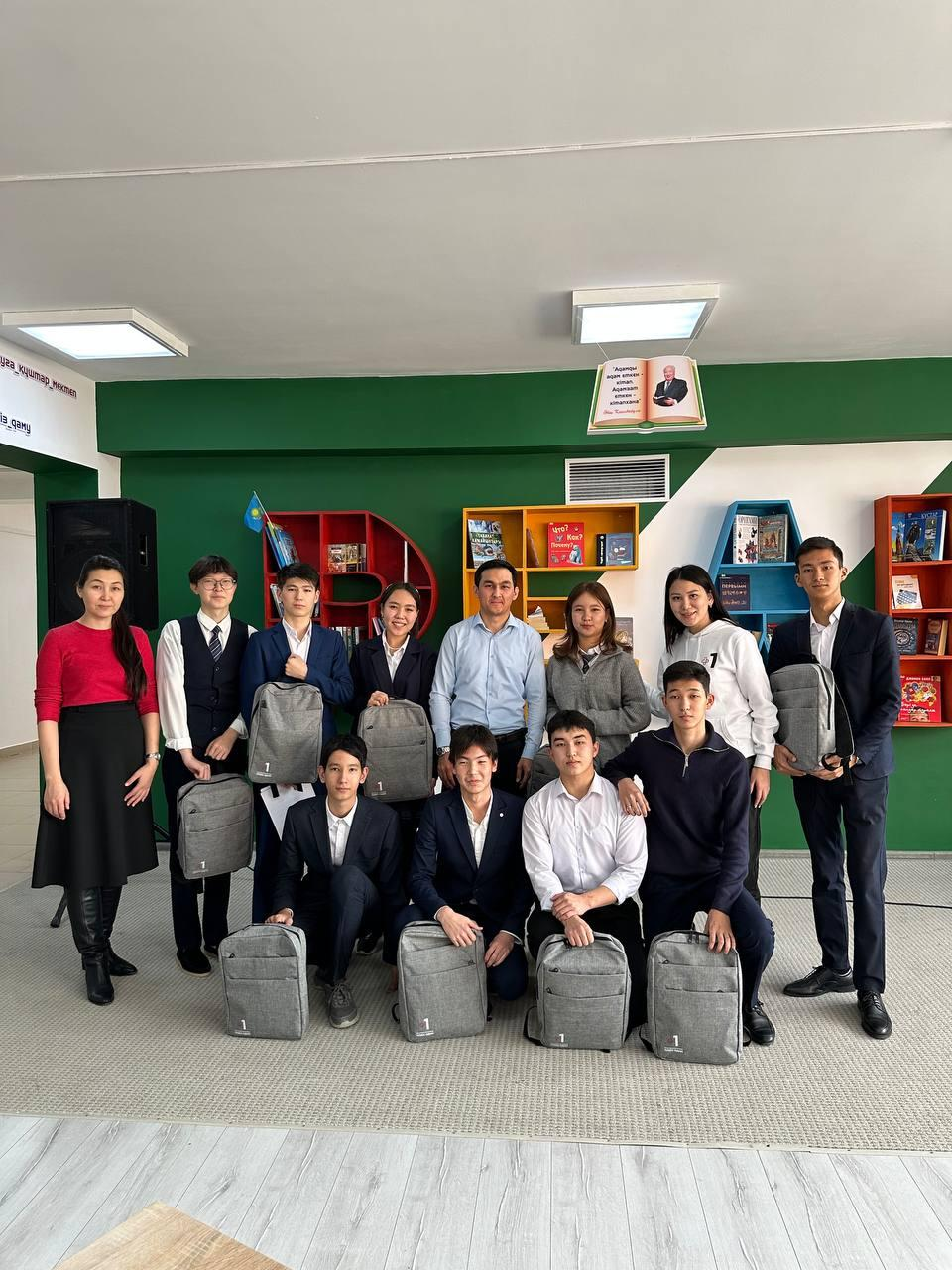 Наша команда «+1 Илон Маск» дала возможность 16 ученикам сельских школ в Атырауской области.