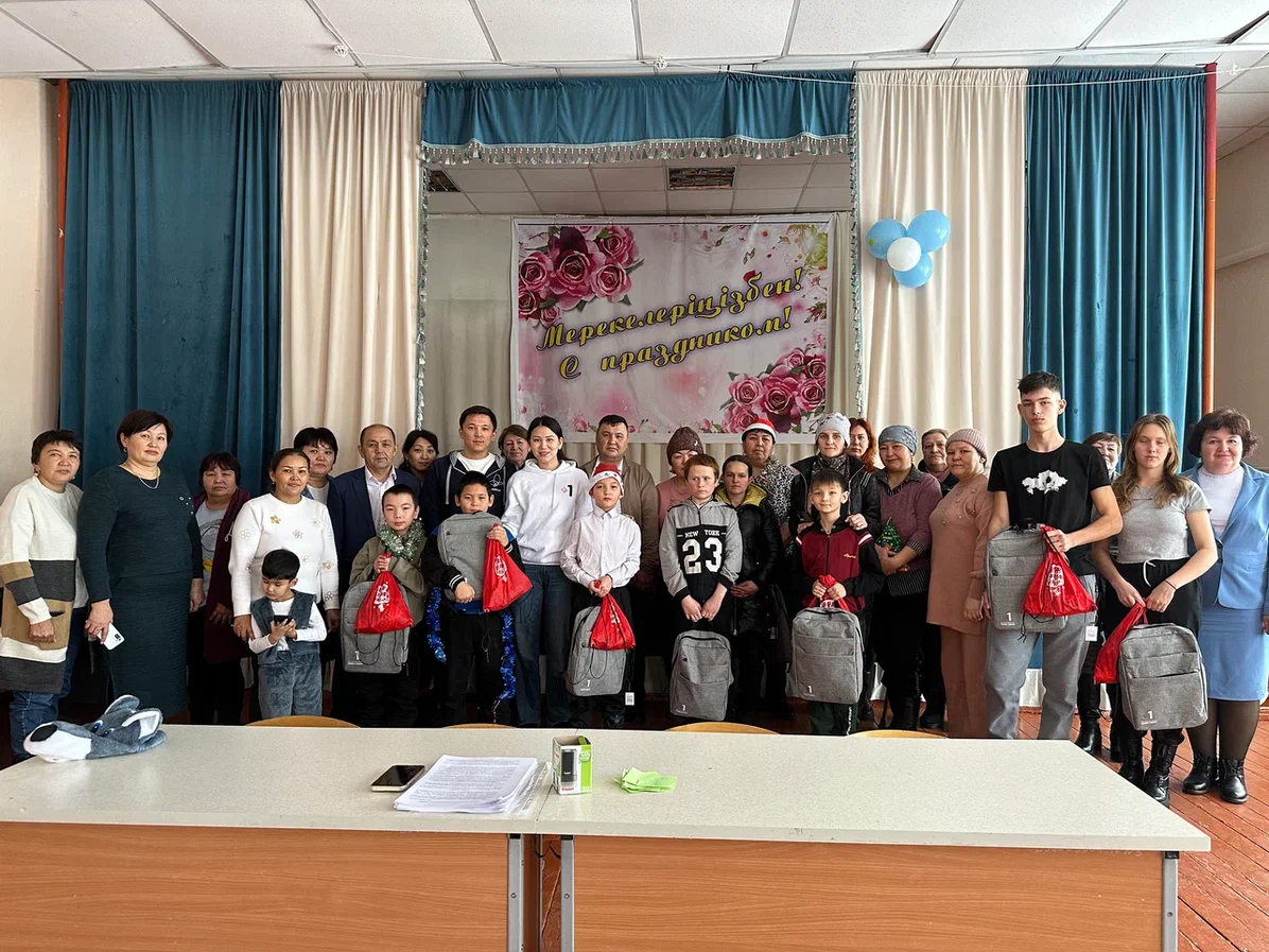 Завершили 2023 год передачей 8 ноутбоков детям из села Қаражар, Карагандинская область